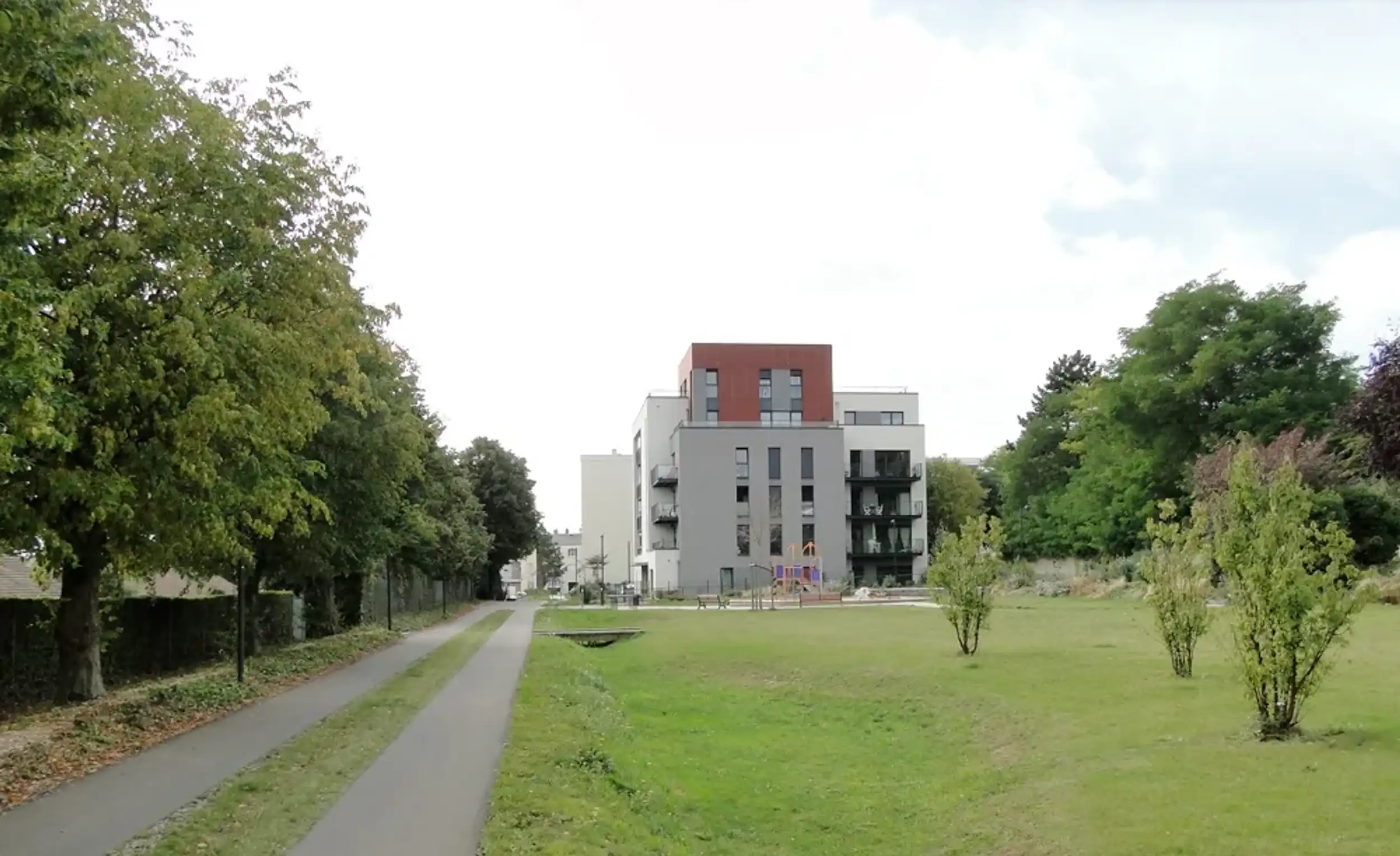 jardins devant un centre médico-social & logements sociaux à Caen