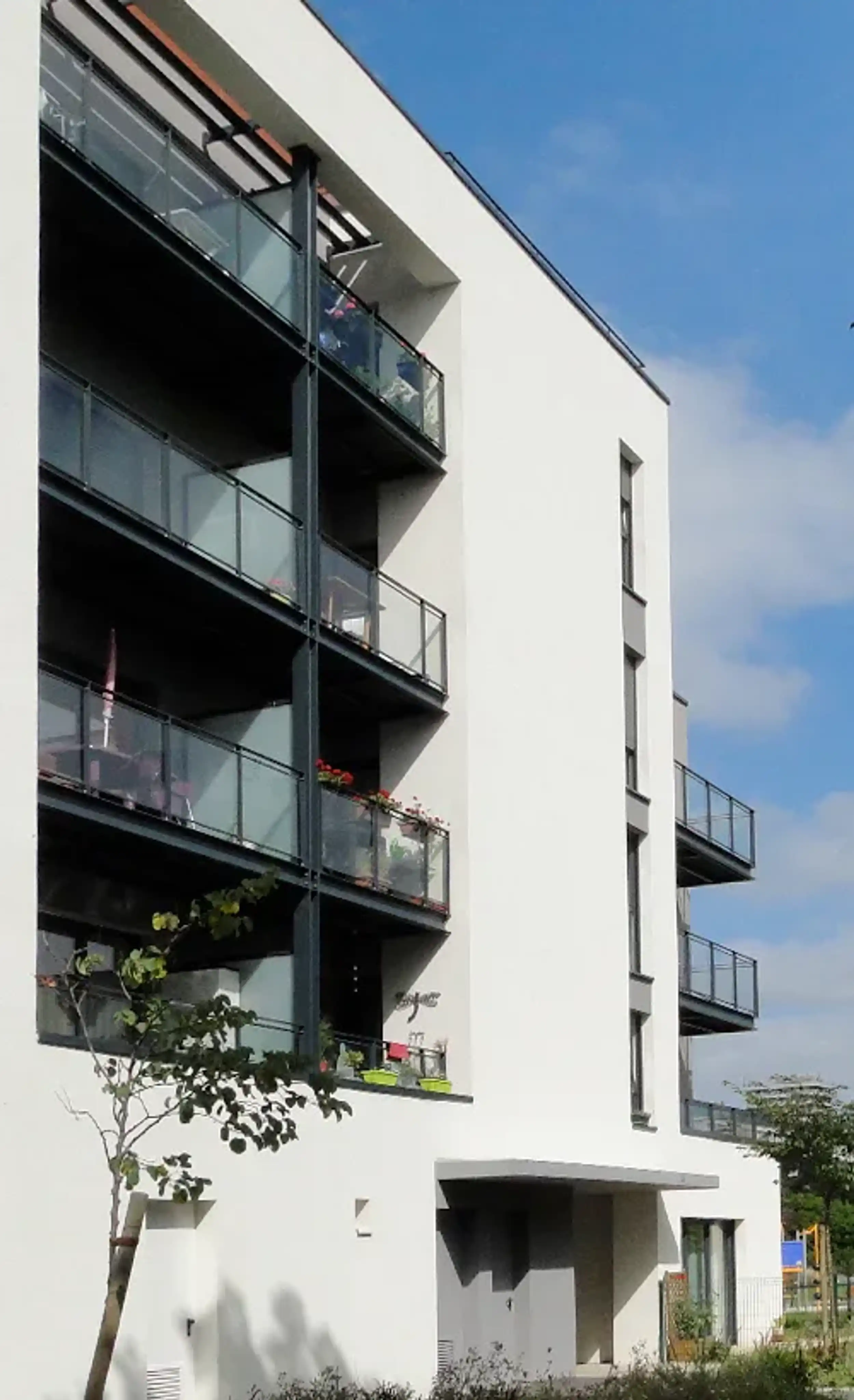 balcons et façade blanche logements sociaux