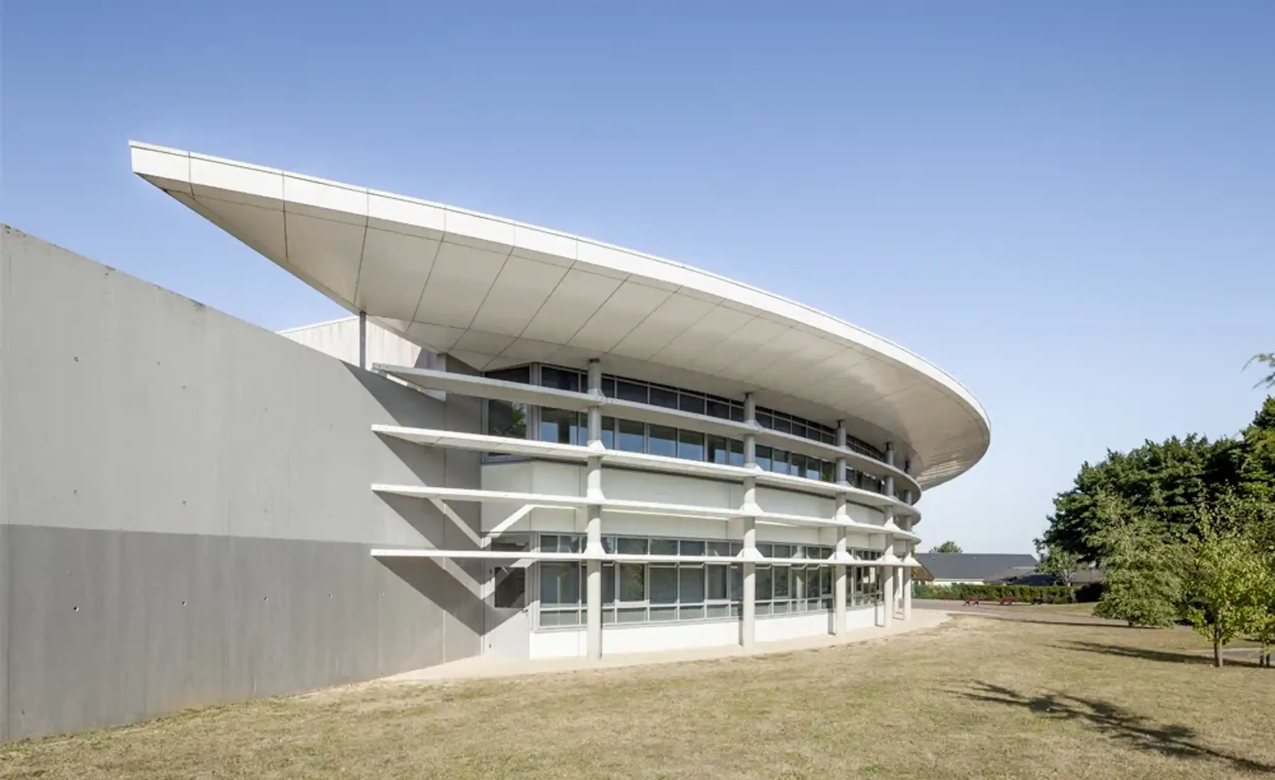 Façade courbe du Collège Paul Verlaine à Évrecy