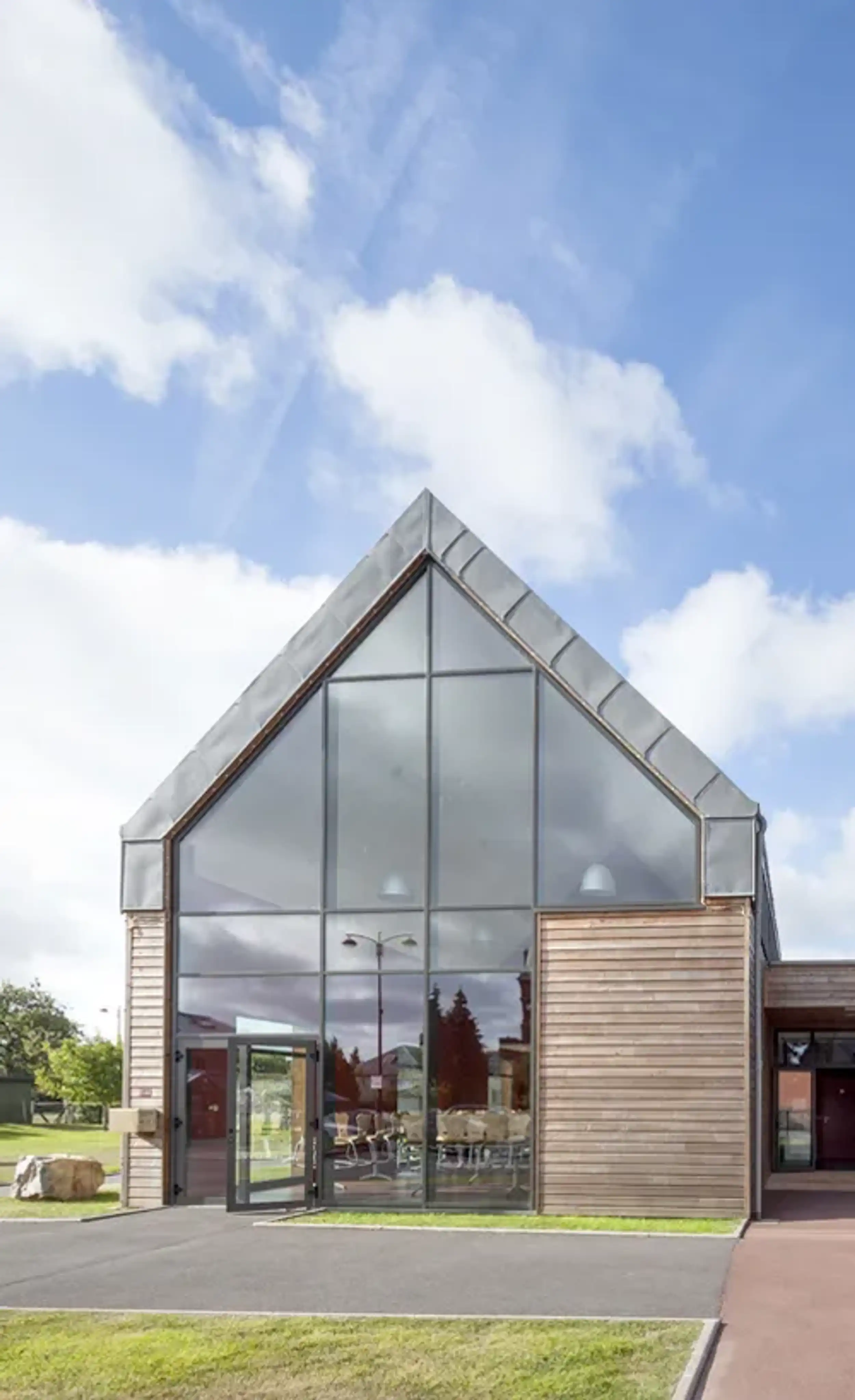 Façade bois et verre école maternelle à Équemauville