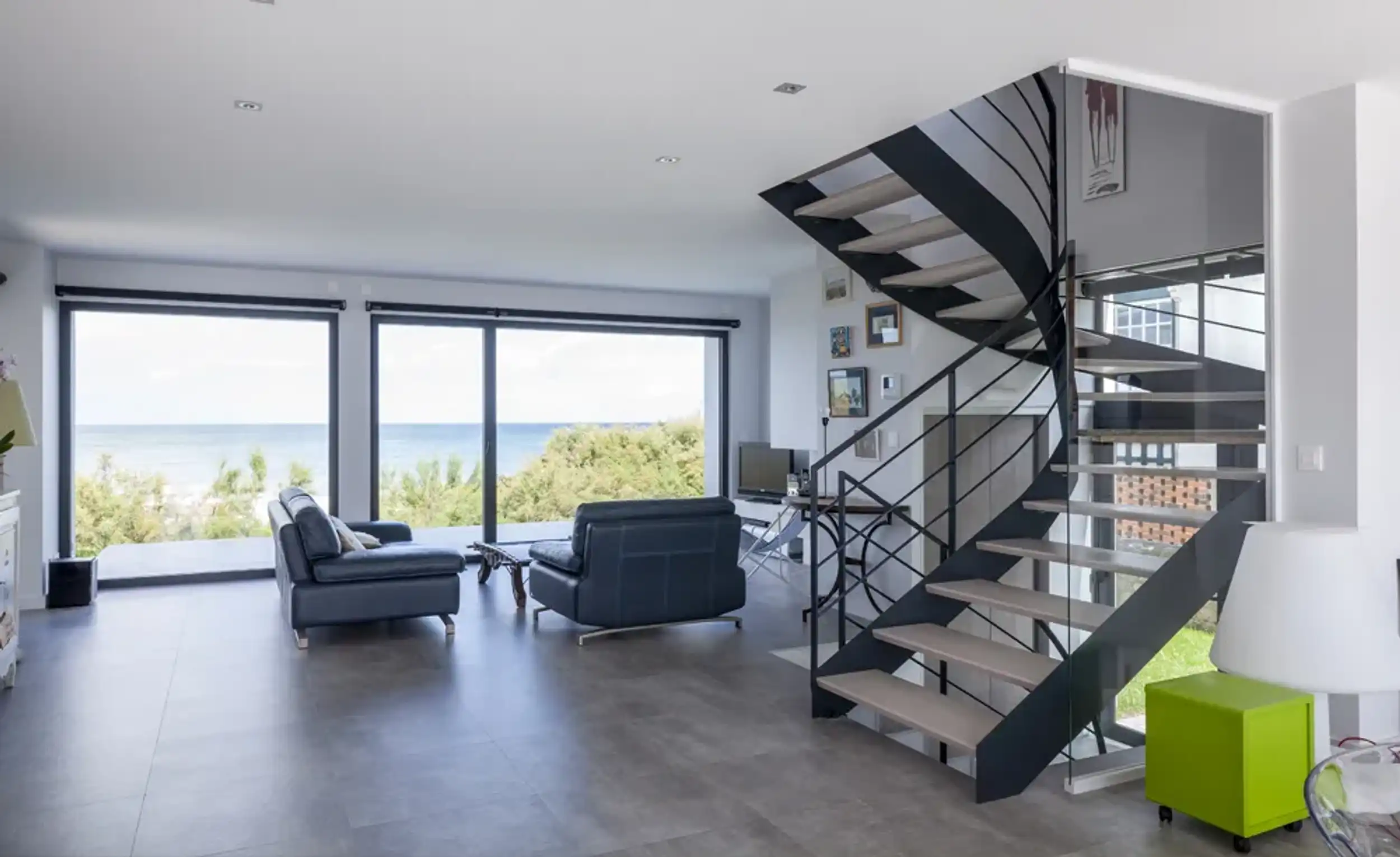 Salon moderne avec vue sur la mer