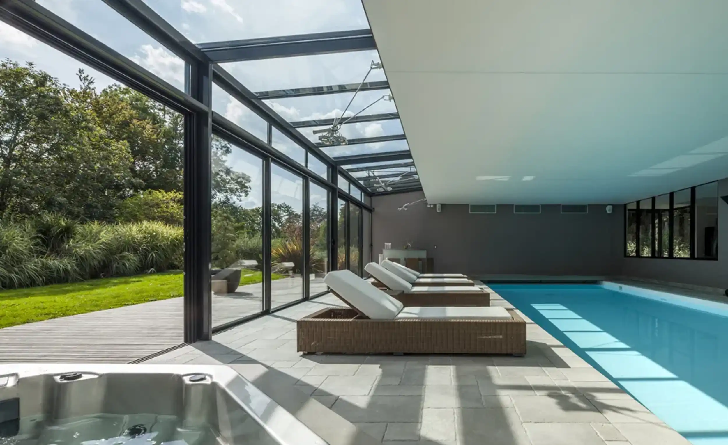piscine intérieure maison individuelle