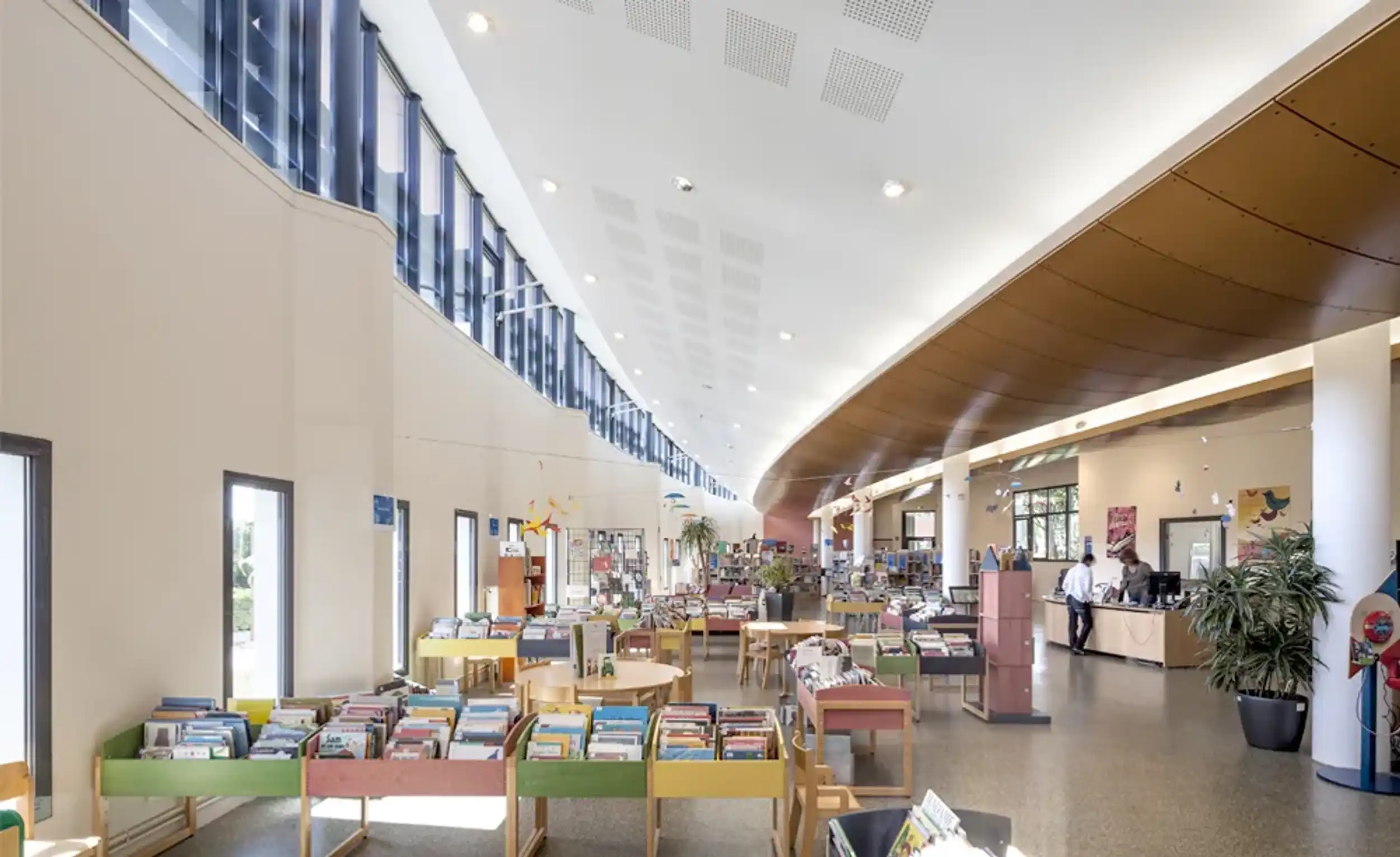 Intérieur de médiathèque, présentoirs livres enfants Notre-Dame de Gravenchon