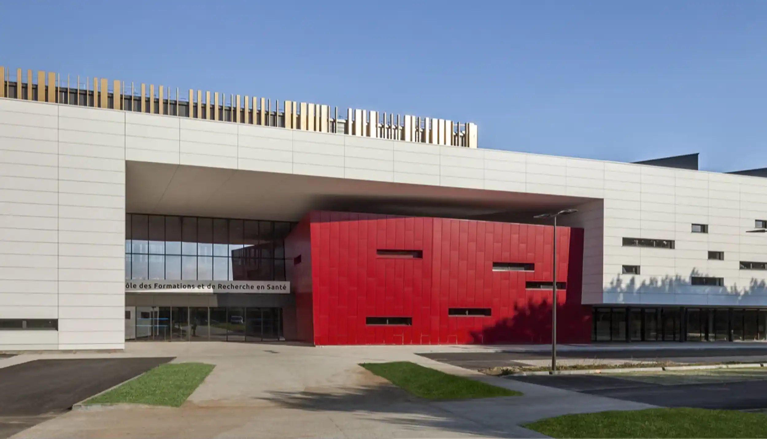 Entrée et esplanade du PFRS à Caen