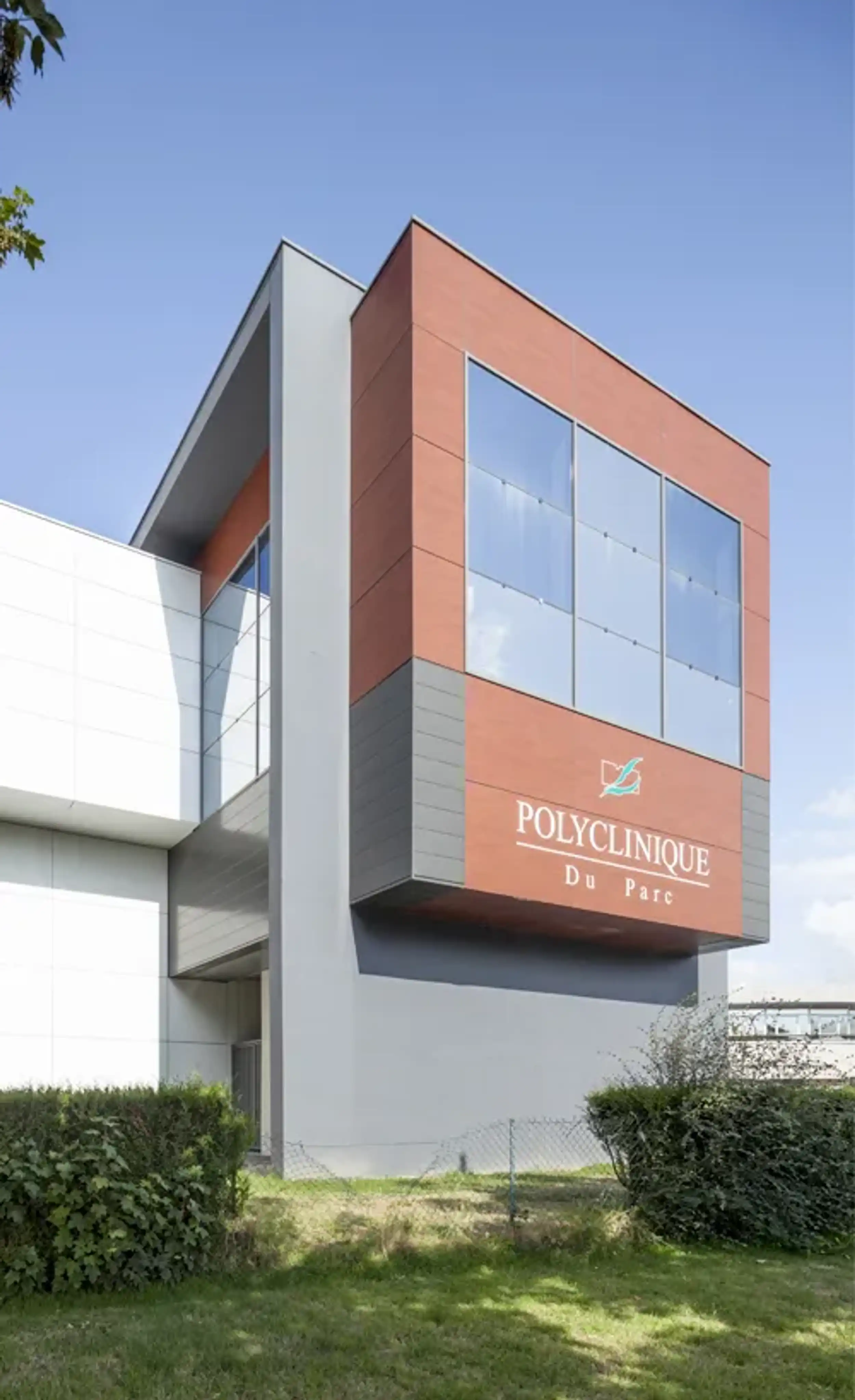 Façade avec fenêtres Polyclinique du Parc à Caen