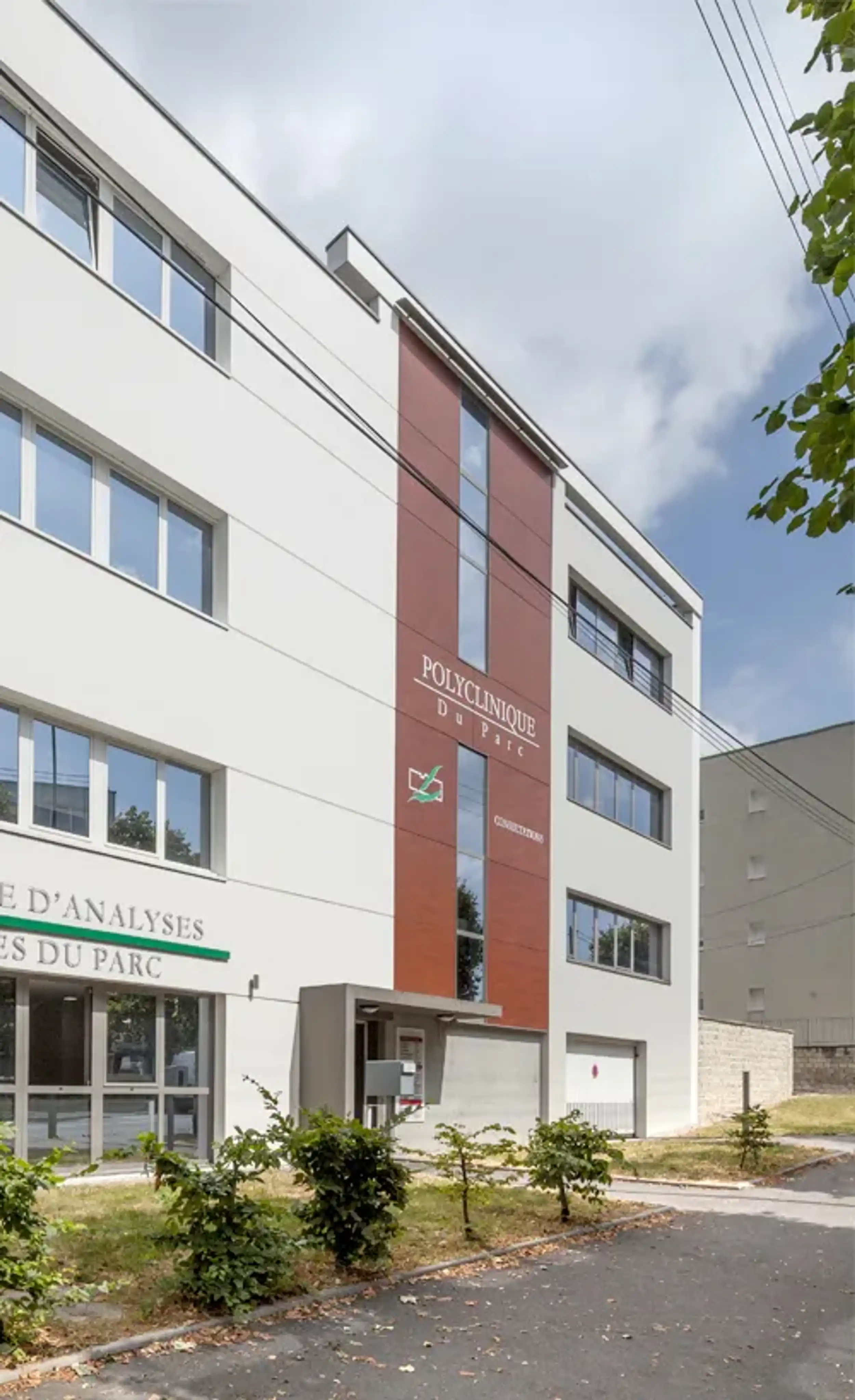 Vue entrée des Consultations Polyclinique du Parc