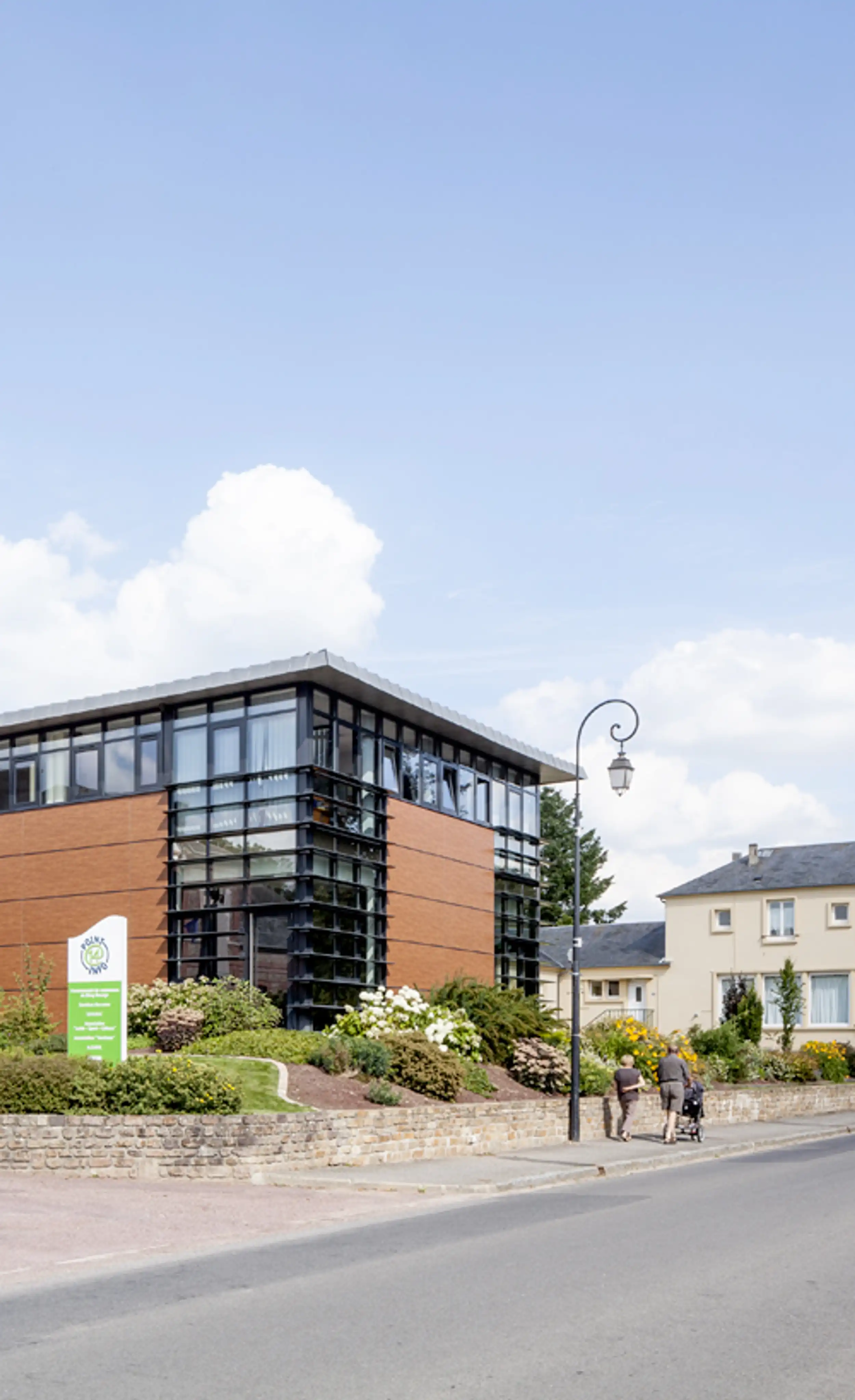 Rue devant la maison de services à Bény-Bocage