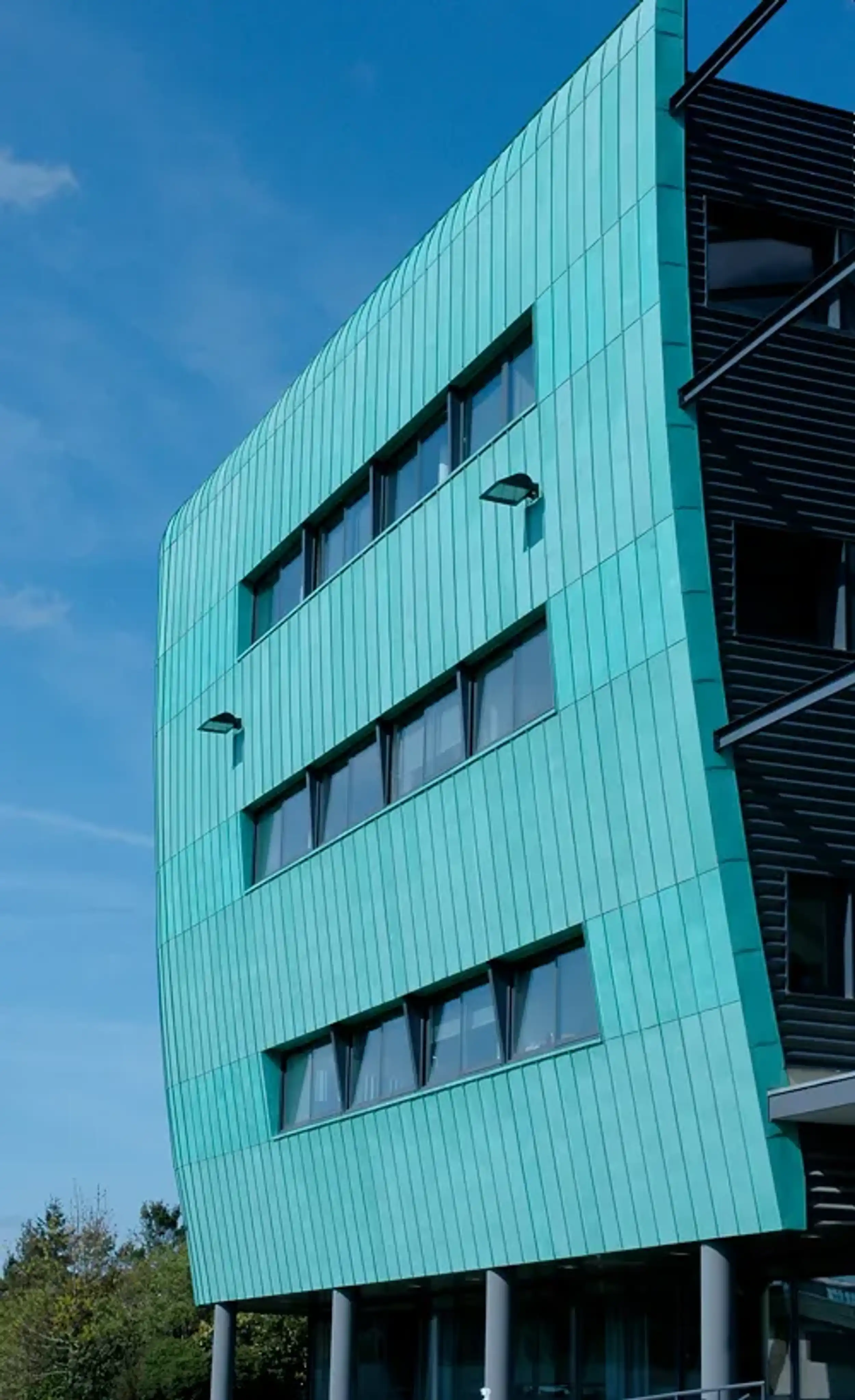 façade en cuivre prépatiné et fenêtres de l'UFR d’Odontologie de Rennes